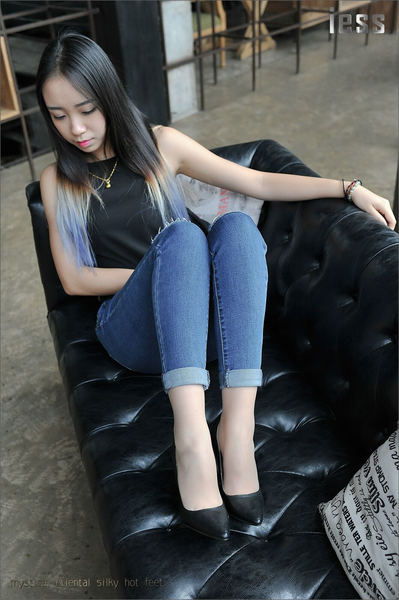 [IESS]异思趣向 张馨月 丝足高跟与牛仔裤